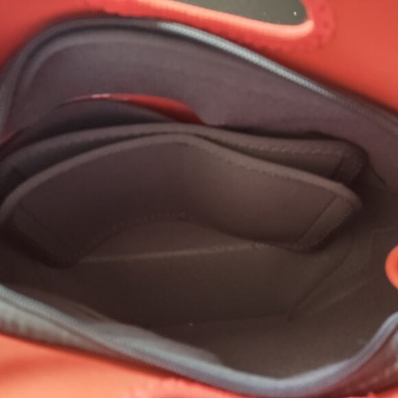 BUILT Cargo Red Crossbody Medium Neoprene Polyester Camera Bag NEW - Picture 5 of 5